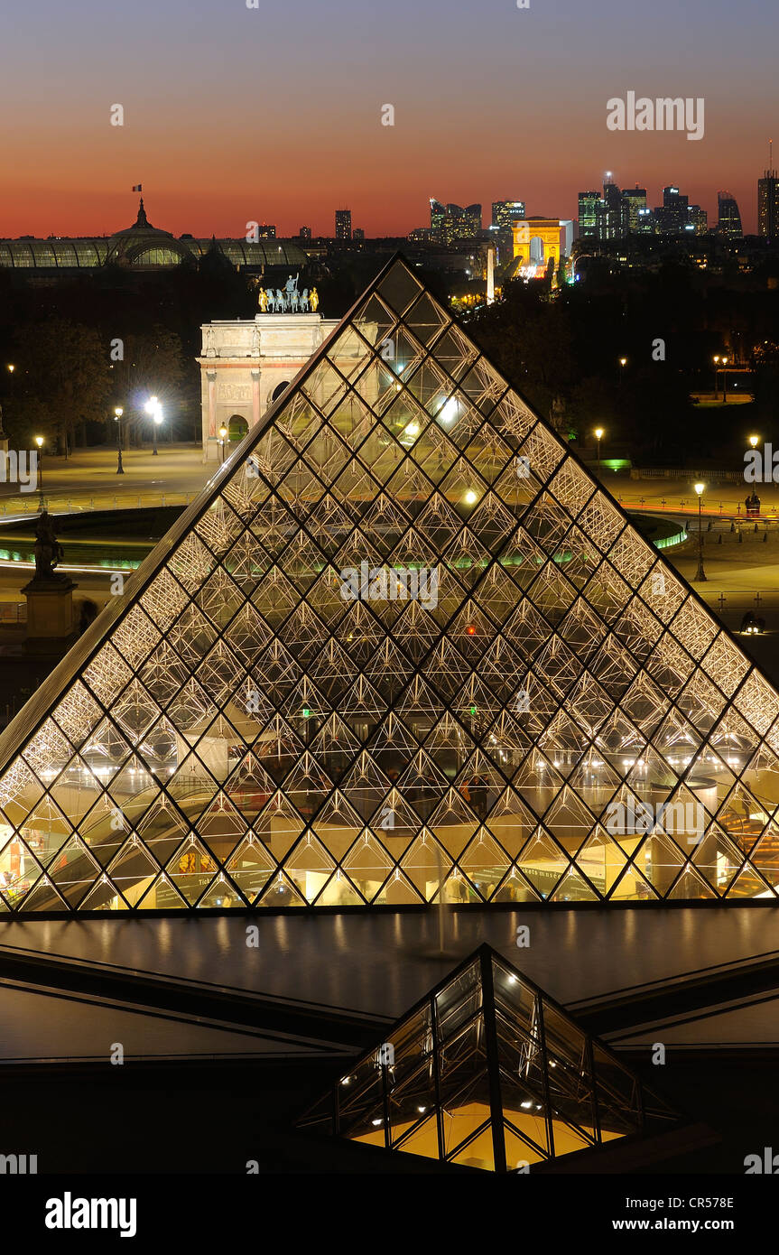 Francia, Paris, la pirámide del Louvre por el arquitecto IM Pei Foto de stock