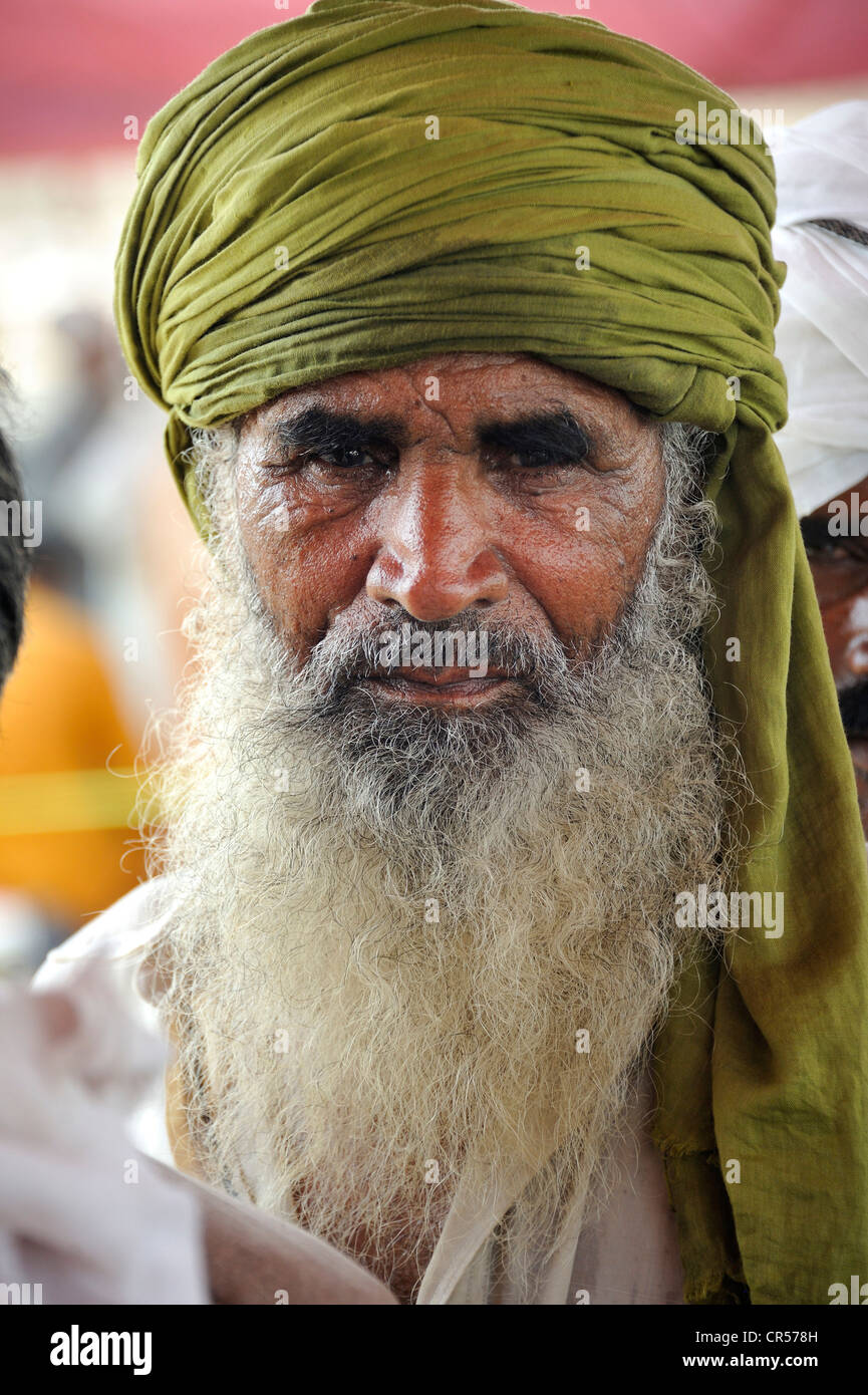 Anciano con una larga barba blanca, retrato, Muzaffaragarh, Punjab, Pakistán, Asia Foto de stock