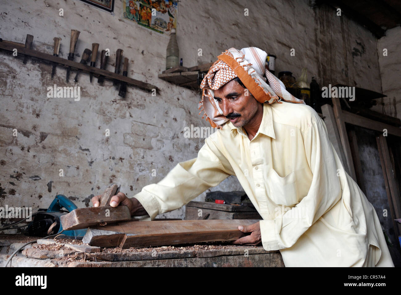 Carpintero trabajando en su taller, Muzaffaragarh, Punjab, Pakistán, Asia Foto de stock