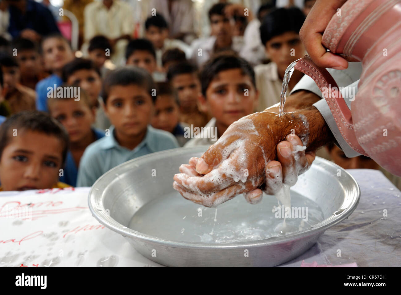 La educación en materia de higiene para los hombres y los niños, las instrucciones para el lavado de manos, Wala Lashari village, Punjab, Pakistán, Asia Foto de stock