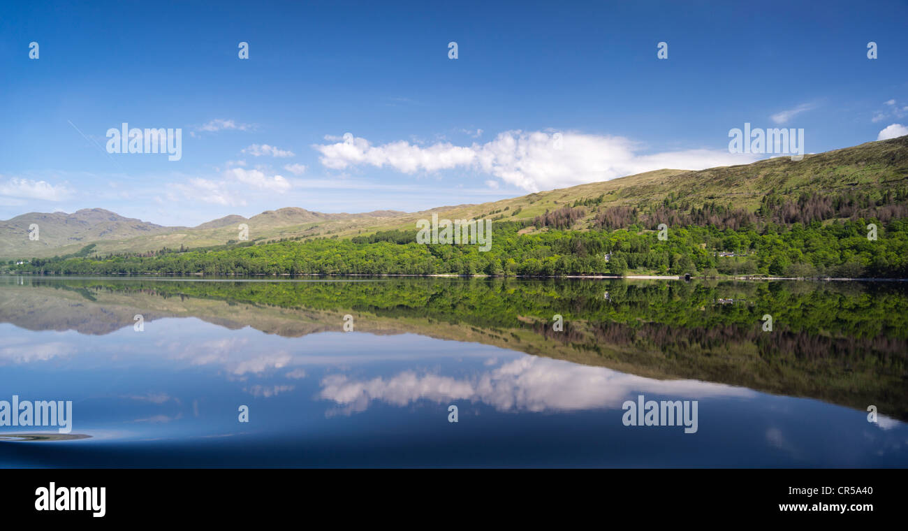 Reflexiones de Loch Katrine shoreline, The Trossachs, Escocia Foto de stock