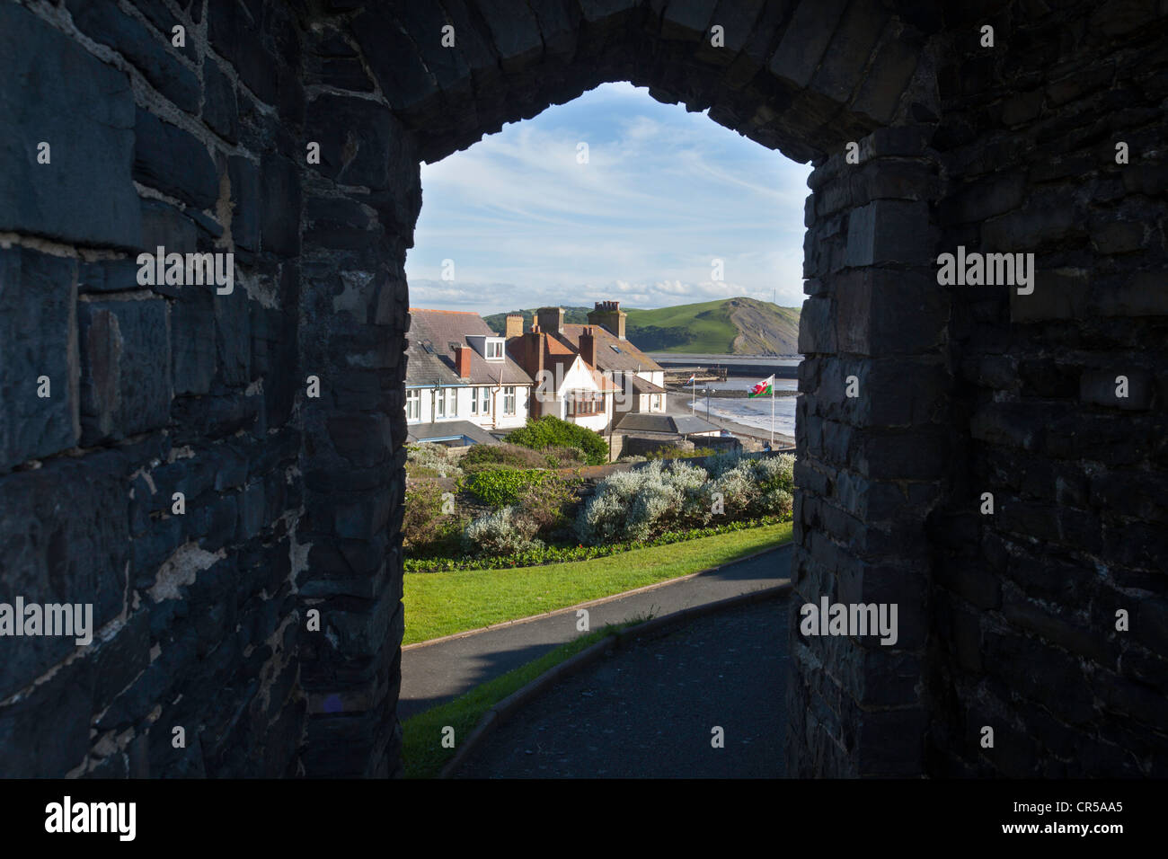 La costa en Aberystwyth, Gales, visto a través de un arco en Aberystwyth Castillo Foto de stock