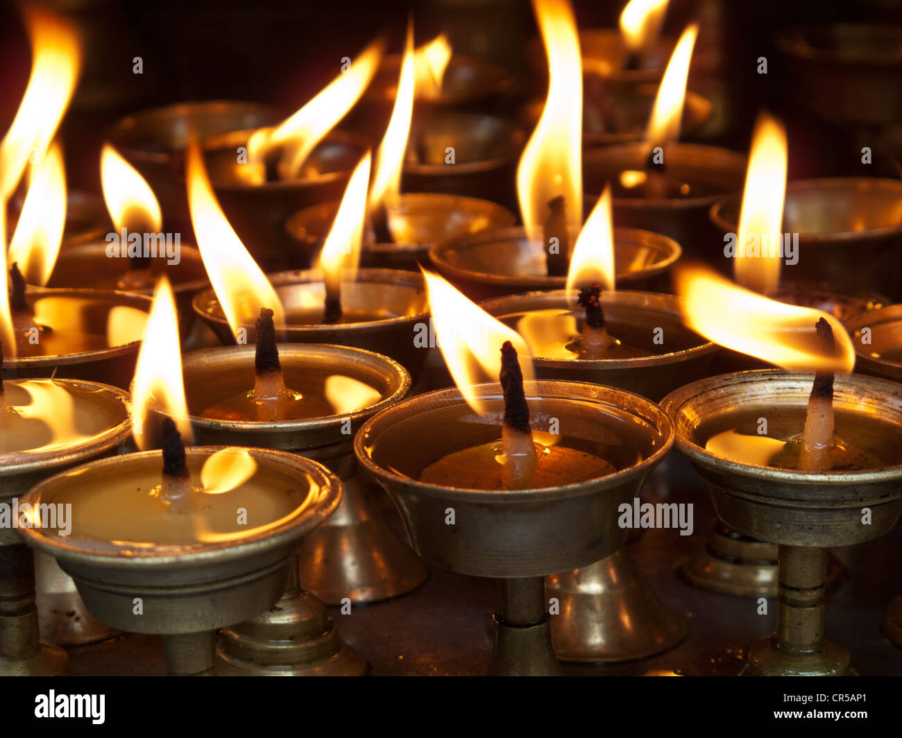 Deepaks, poco velas hechas de ghee, ampliamente utilizado para ofrendas,  Katmandú, Nepal, en el sur de Asia Fotografía de stock - Alamy