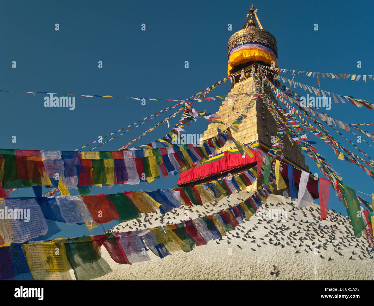 Banderas de oración que rodea la parte superior de la estupa Boudnath Boudnath, Katmandú, Nepal, Asia Foto de stock