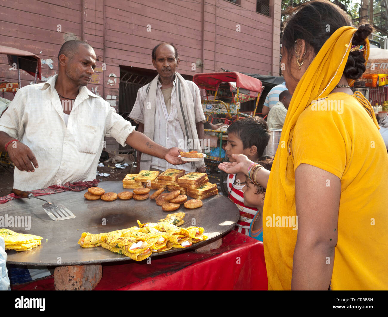 Deliciosos snacks fritos vendidos en frente de la salida del Metro de Nueva Delhi, India, Asia Foto de stock