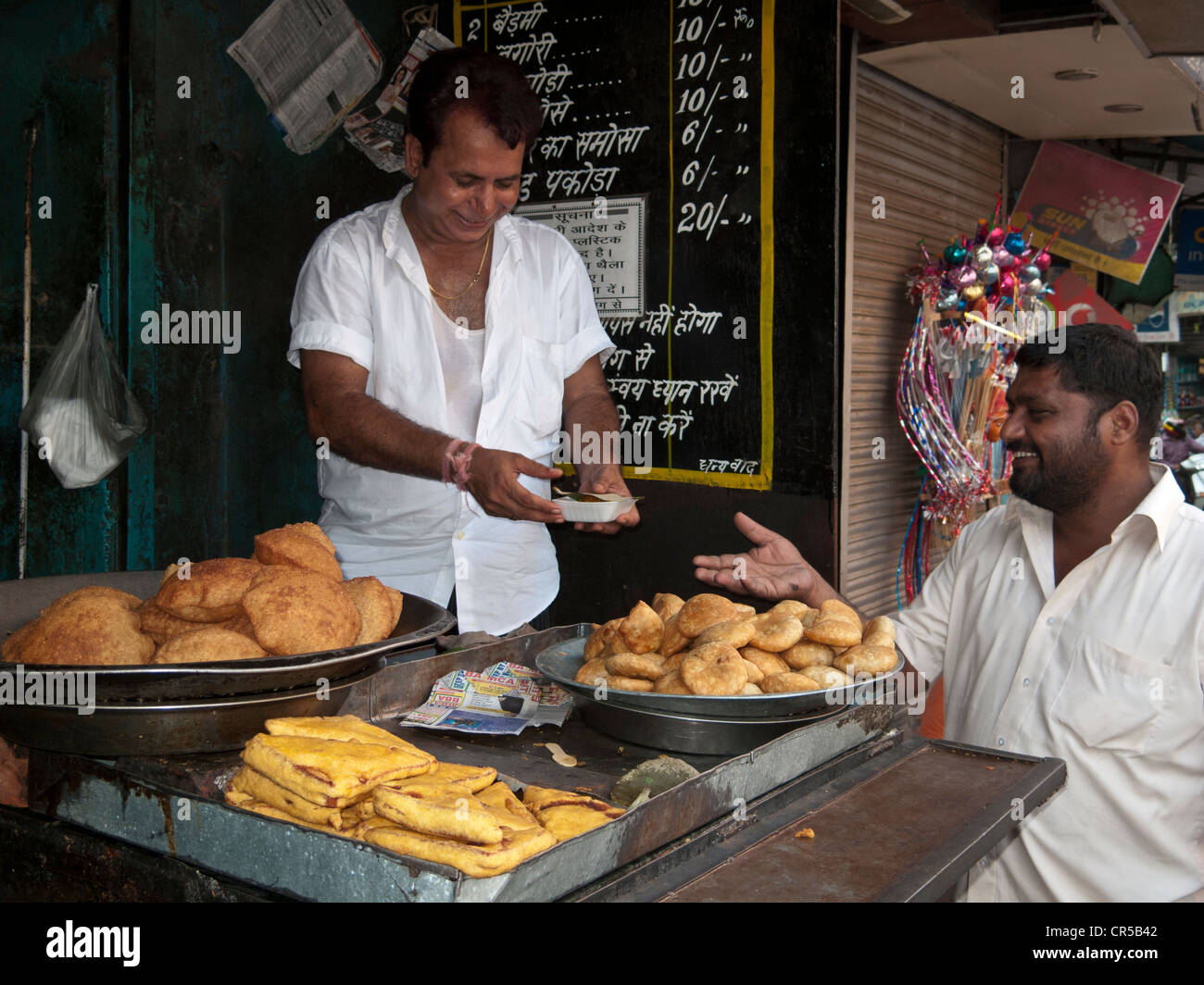 Deliciosos bocadillos se venden en las calles de la Vieja Delhi, India, Asia Foto de stock