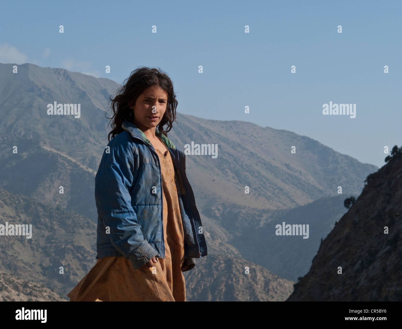 Chica local en su camino a la cruz Babusar Pass en pie, chillas, North West Frontier, Pakistán, Asia del Sur Foto de stock