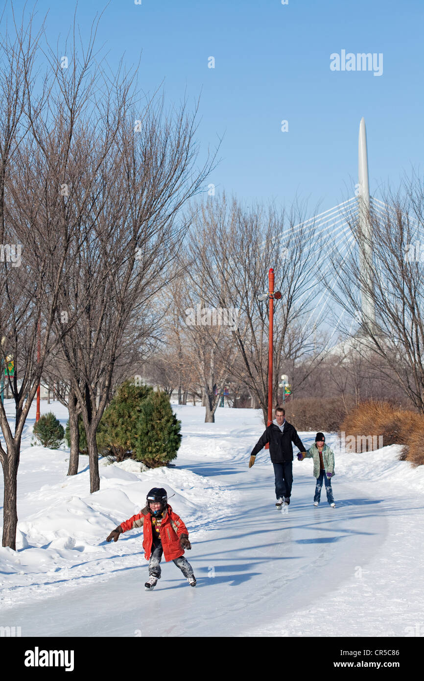 Canadá, la provincia de Manitoba, Winnipeg, las horquillas, pista de patinaje sobre hielo en un sendero, el padre y sus hijos Foto de stock