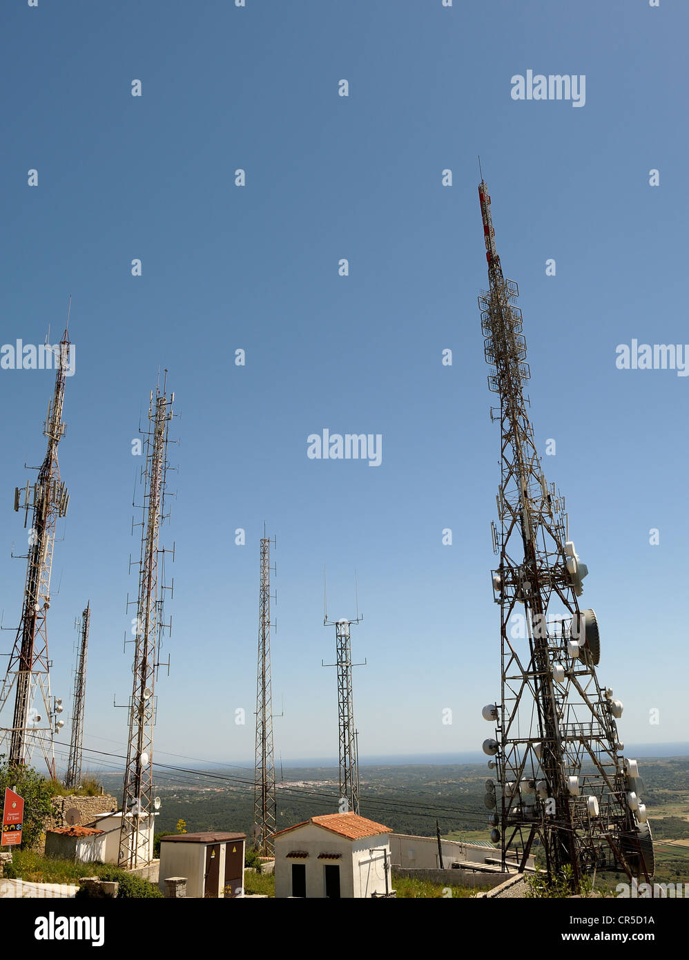 La radio y la televisión por satélite y la comunicación en la parte  superior de los mástiles de monte Toro, el punto más alto de Menorca españa  Fotografía de stock - Alamy