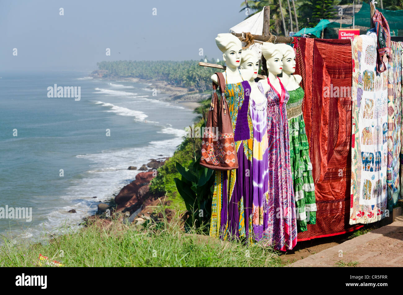 Tienda de recuerdos para turistas occidentales, sobre la playa de Varkala, Kerala, India, Asia Foto de stock