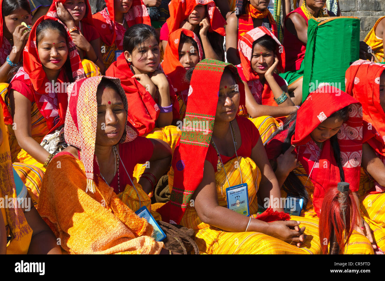 Las mujeres de la tribu Kesari luciendo vestidos tradicionales en el anual Festival de Bucero, Kohima, Nagaland, India, Asia Foto de stock