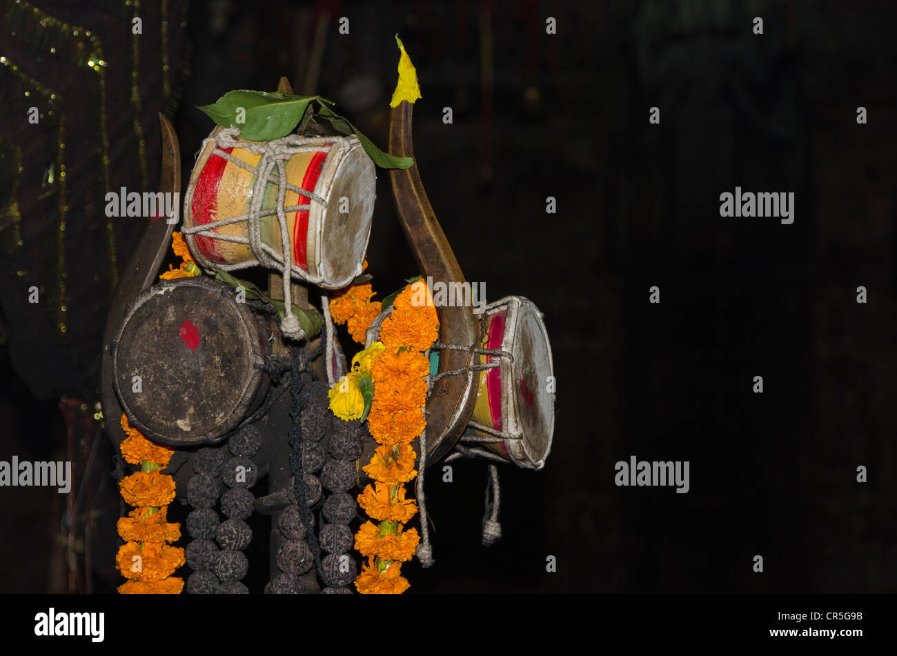 Tambores para ceremonias religiosas en la grande, Sibsagarh Shiva-Mandir en Assam, India, Asia Foto de stock
