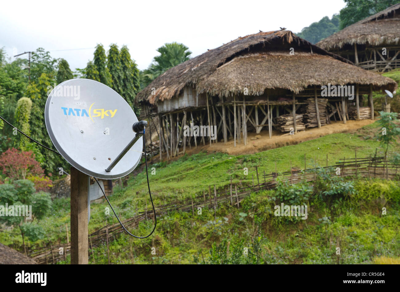 Antena parabólica en pueblo tribal de Podbi, Arunachal Pradesh, India, Asia Foto de stock