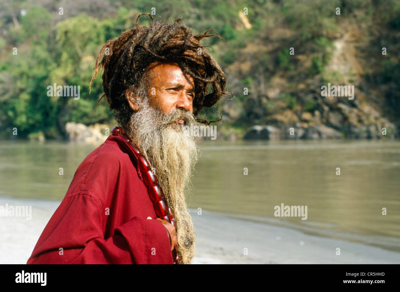 Sadhu que viven en un lugar remoto en la orilla del río Ganges, Rishikesh, Uttarakhand, antiguamente Uttaranchal, India, Asia Foto de stock
