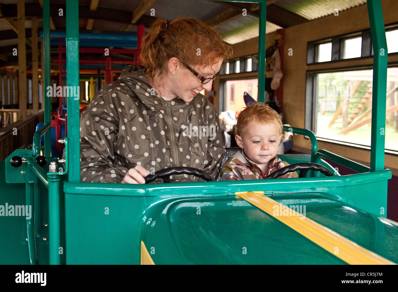 Madre e hijo pequeño en Woodlands Family Theme Park, Totnes, Devon , Inglaterra, Reino Unido. Foto de stock