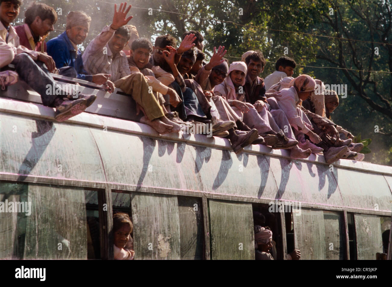 La gente viene a Vrindaban desde muy lejos para celebrar el festival de Holi, Vrindaban, Uttar Pradesh, India, Asia Foto de stock