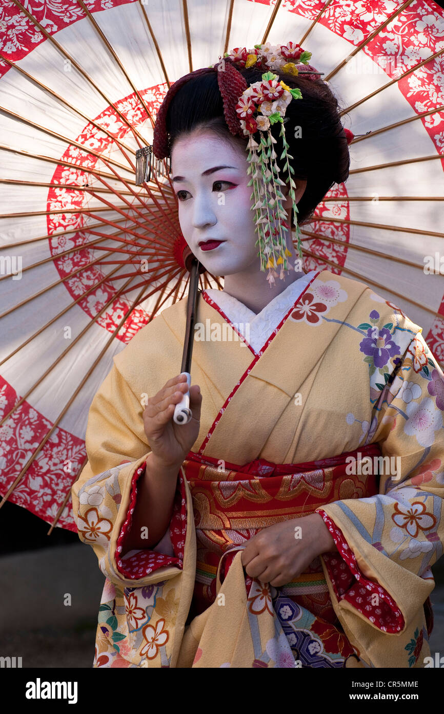 Japón, la isla de Honshu, la región de Kinki, la ciudad de Kyoto, Yasaka Pagoda, distrito o cursillista maiko geisha Foto de stock