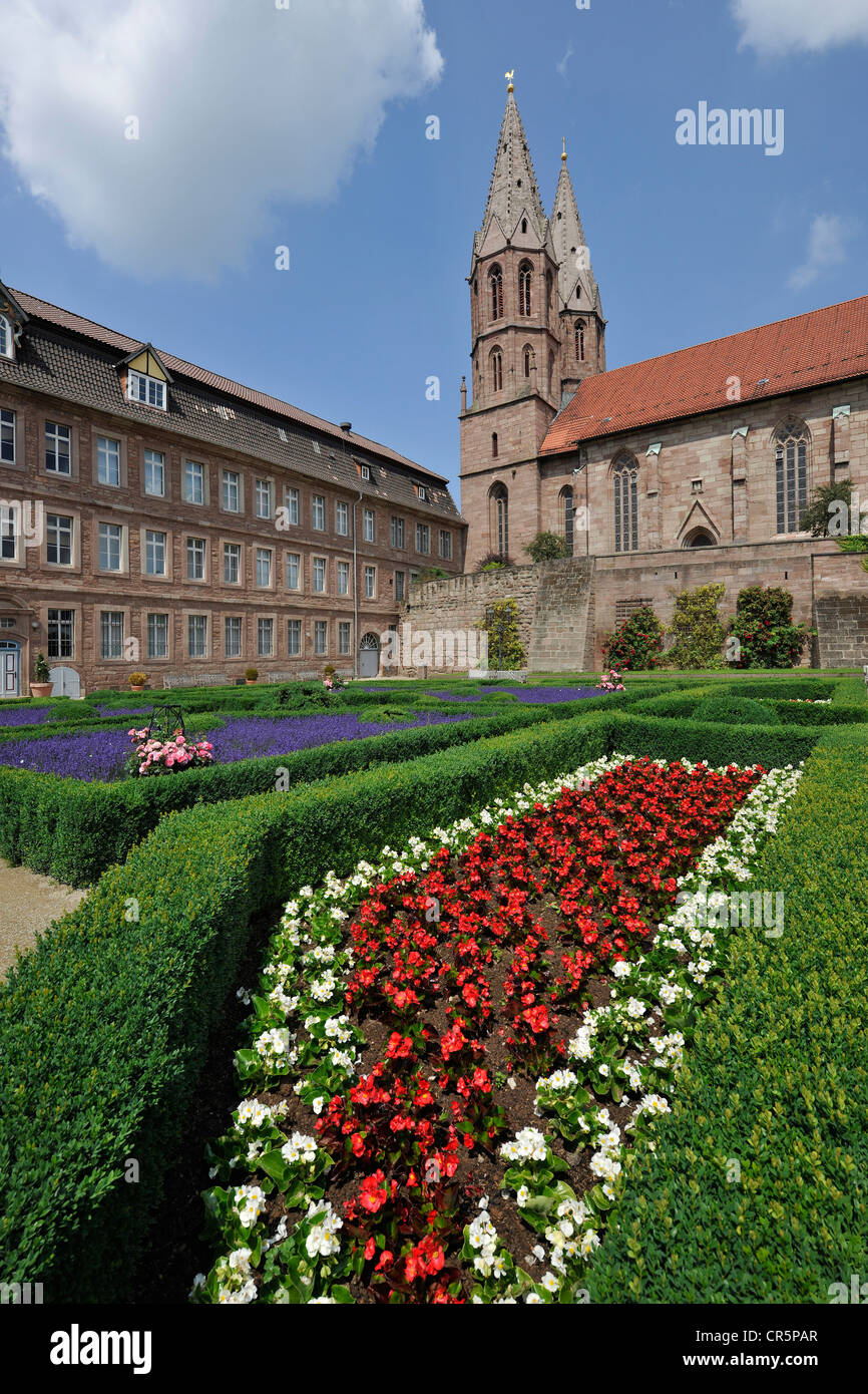 Heritage Museum, a la izquierda, la Iglesia de Santa María, a la derecha, y jardines barrocos en primer plano, Heilbad Heiligenstadt, Turingia Foto de stock