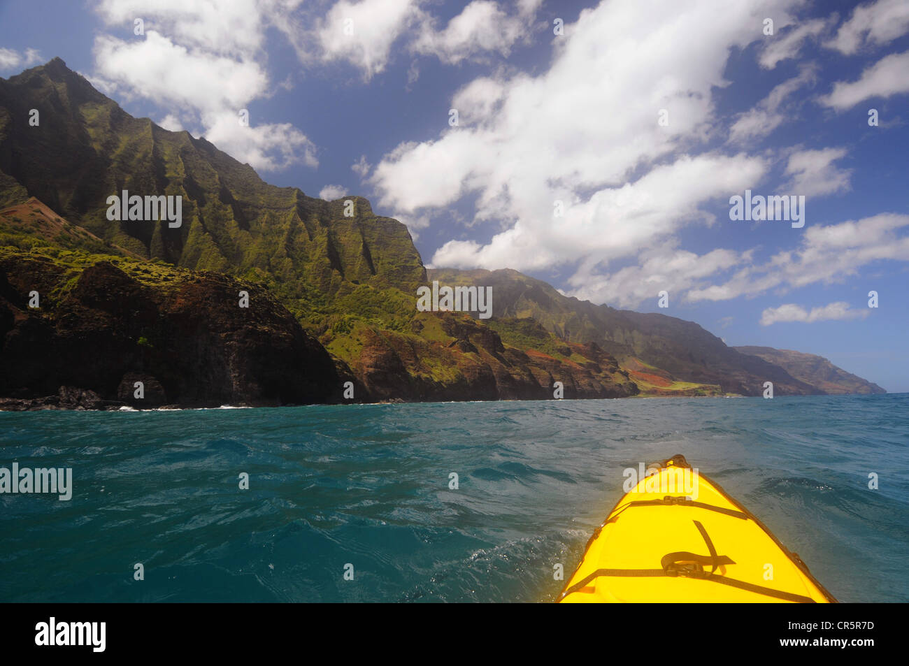 Kayak de mar frente a la espectacular costa Na Pali de Kauai, Hawaii, EE.UU. Foto de stock