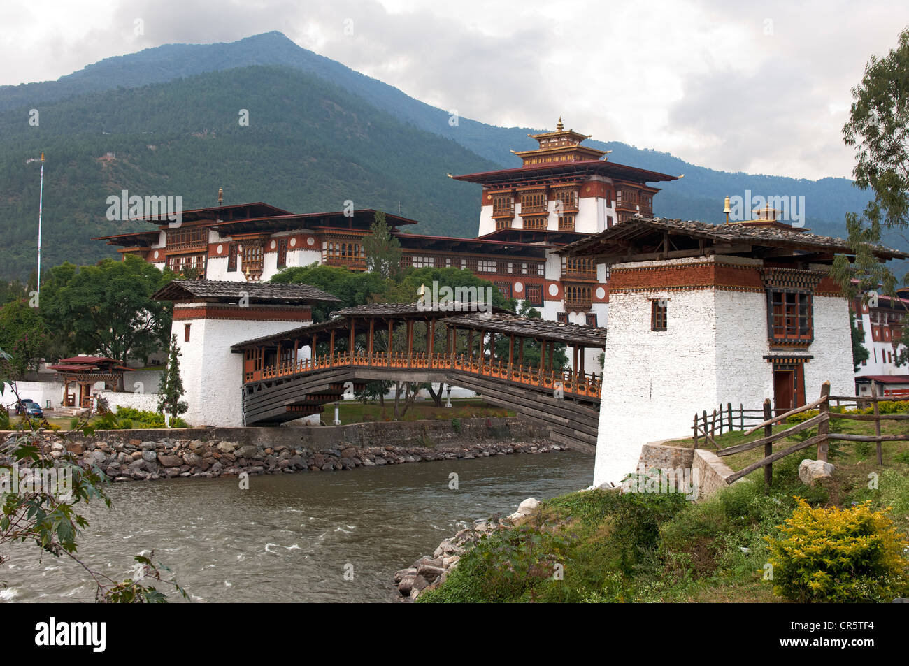 Puna Mochhu Bazam autoportante Mochhu puente de madera sobre el río en el dzong Monasterio, también Punthang Dechen Foto de stock