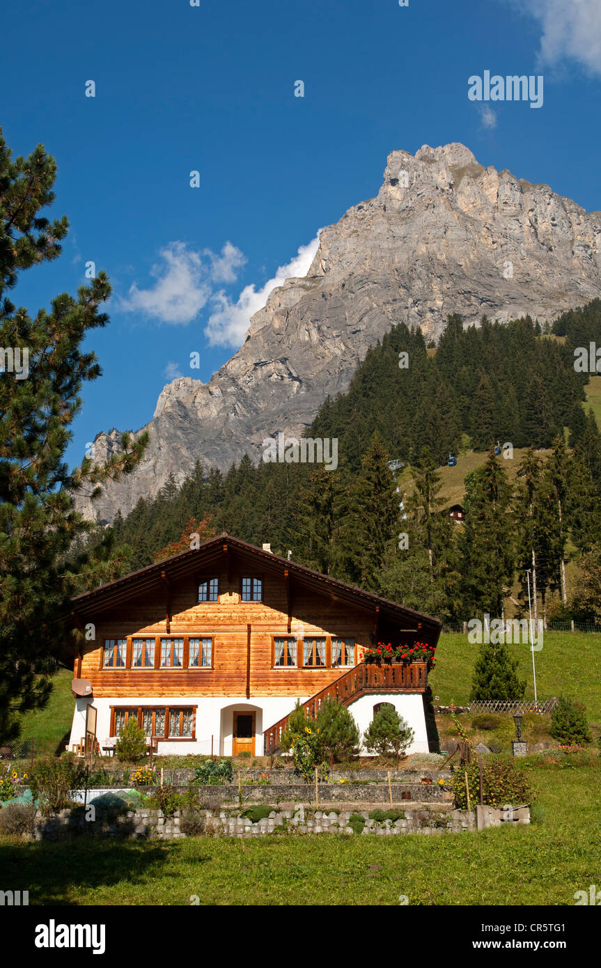 Casa moderna en estilo chalet suizo al pie de una montaña, Kandersteg, en el Oberland bernés en Suiza, Europa Foto de stock