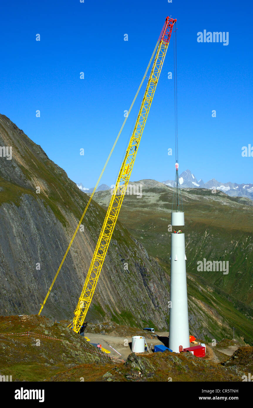 La torre de la turbina eólica Griessee, bajo construcción, Finsteraarhorn mountain en la espalda, el GOMS región, cantón de Valais Foto de stock