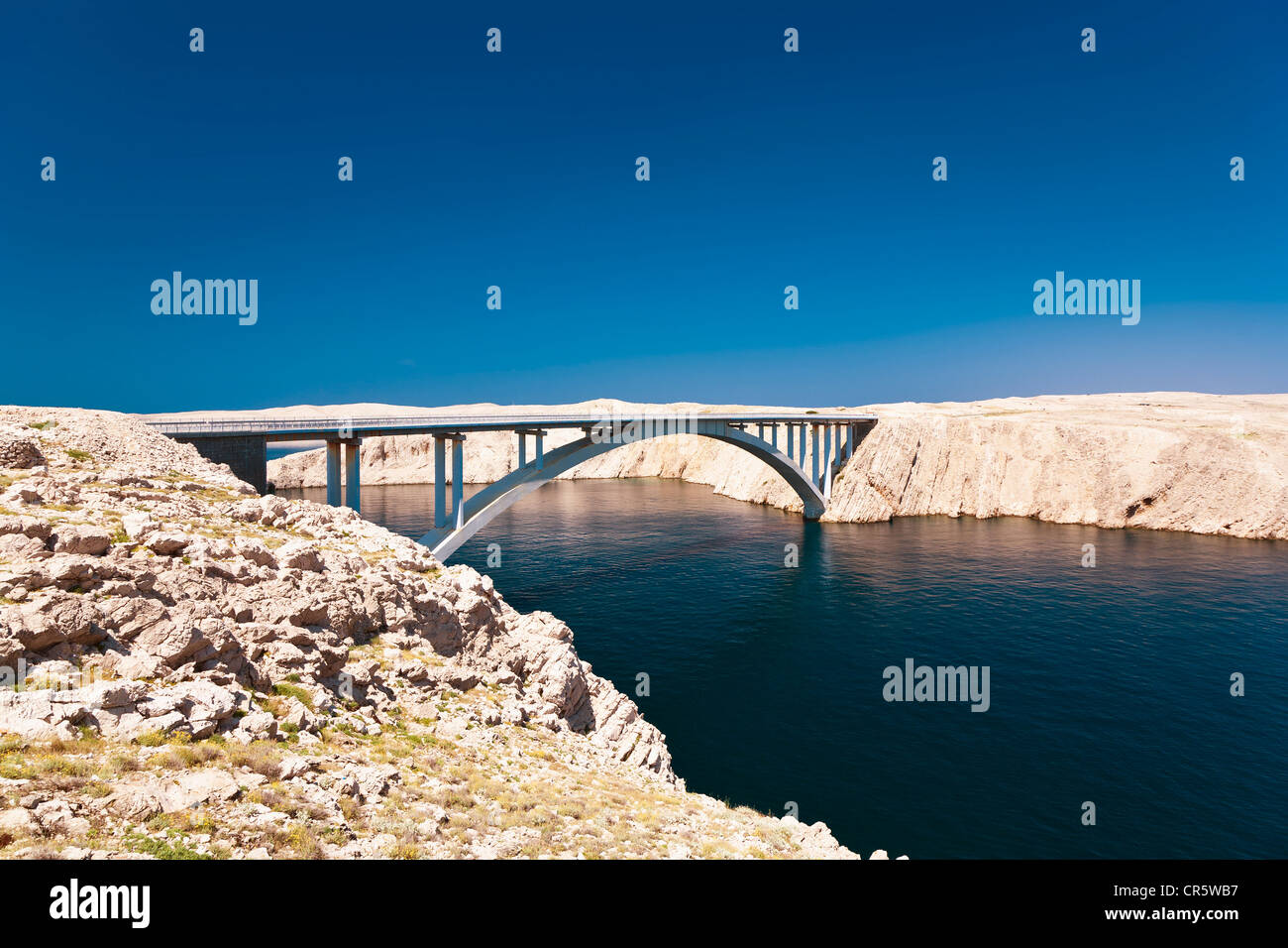 Pag puente que une la tierra firme con la isla de Pag, Zadar, Dalmacia, Croacia, Europa Foto de stock