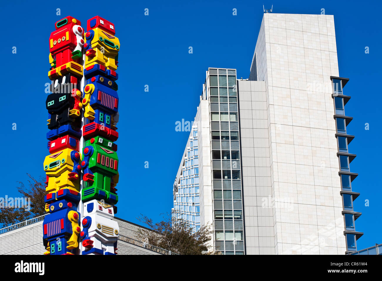 La isla de Honshu, Japón, Tokio, Roppongi, obra de arte untitled Roboroborobo Choi Jeong Hwa, en una zona residencial Foto de stock