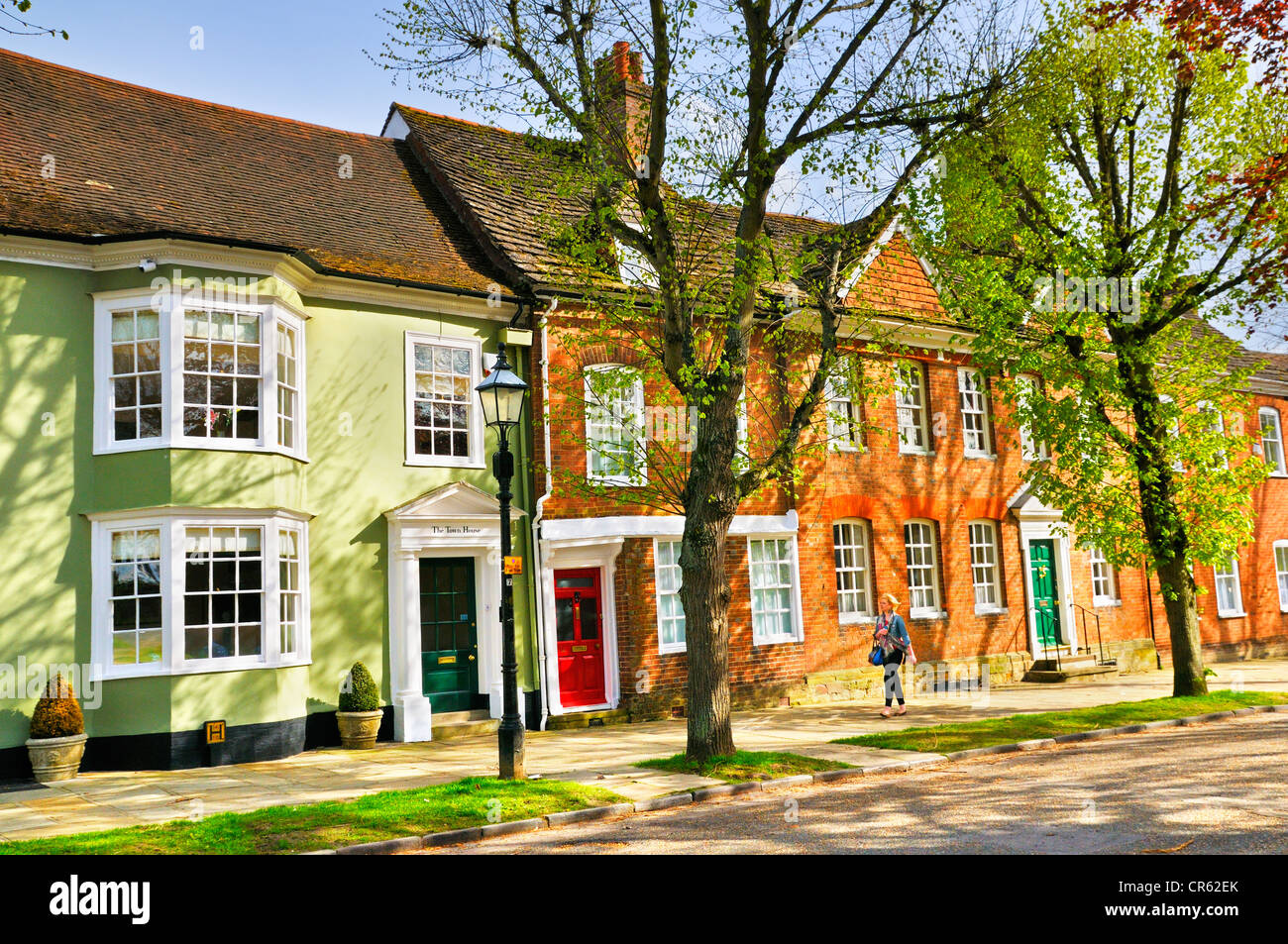 Los edificios catalogados en una tranquila calle sol-tonos. La Calzada, Horsham, West Sussex, Inglaterra, Reino Unido. Foto de stock
