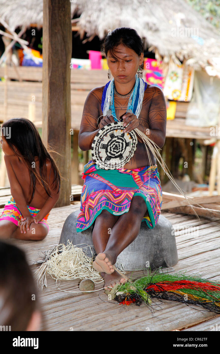 Mujer indígena Embera demostrando la artesanía a los turistas