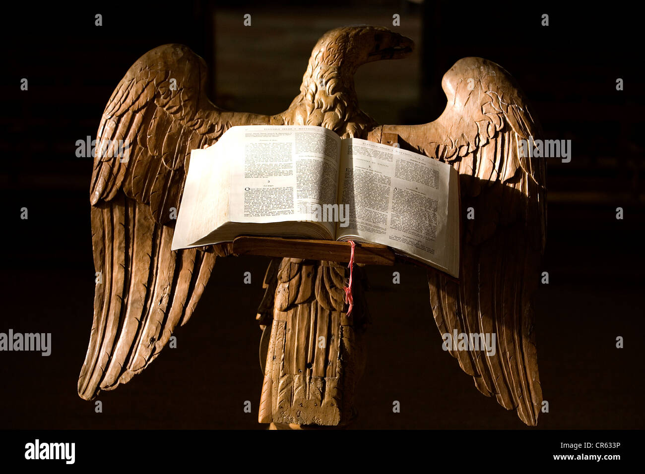 Francia, Seine et Marne, Champeaux, Saint Martin Colegiata, Biblia poner en  un atril cuya forma es similar a la de un águila de alas abiertas  Fotografía de stock - Alamy