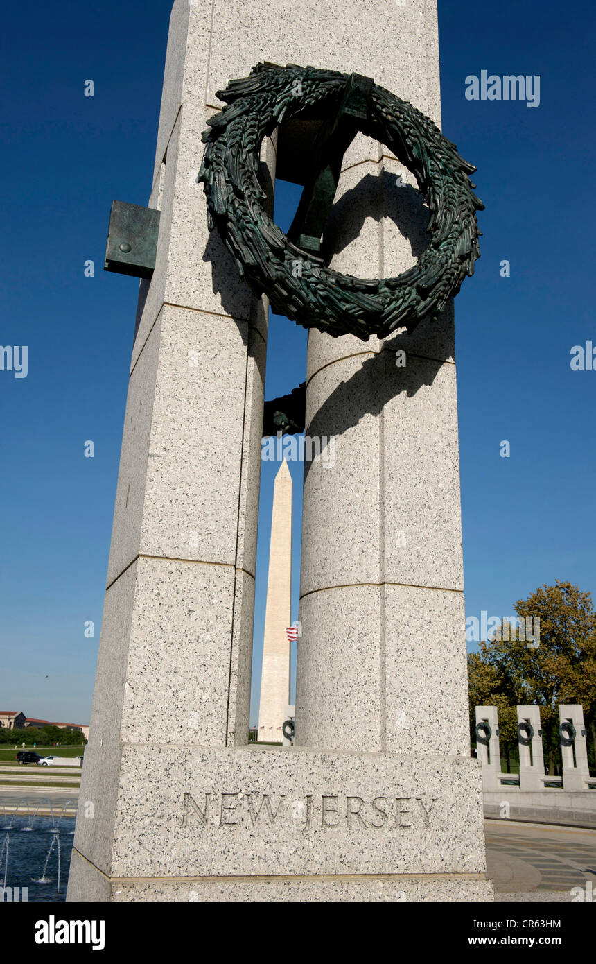 Estados Unidos, en Washington DC, el centro comercial, la Segunda Guerra Mundial Memorial y el Washington Monument Foto de stock