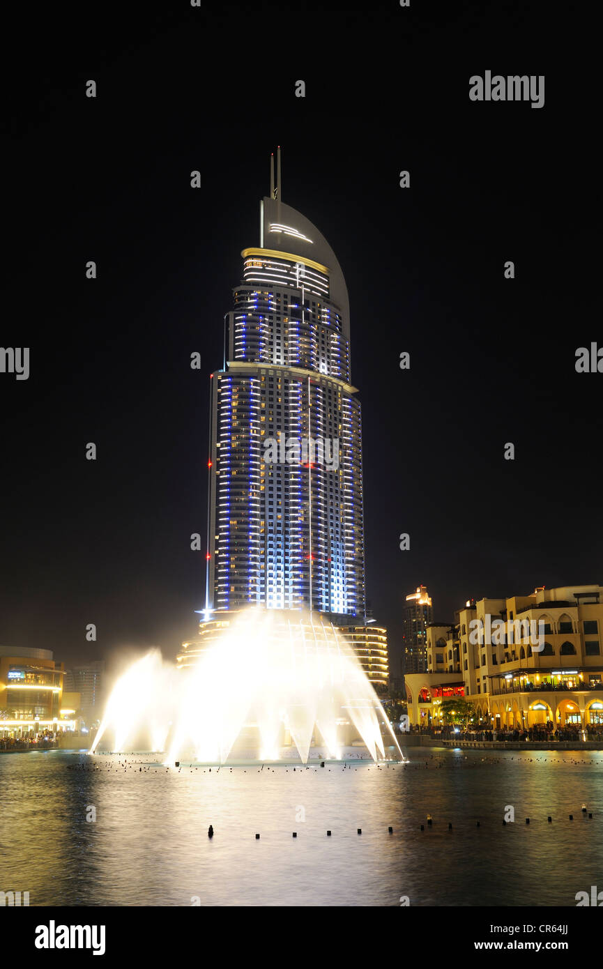 La dirección del hotel de lujo, de 63 pisos, en la noche, fuente fuera del Mall, el Centro , Business Bay, , Emiratos Árabes Unidos Foto de stock