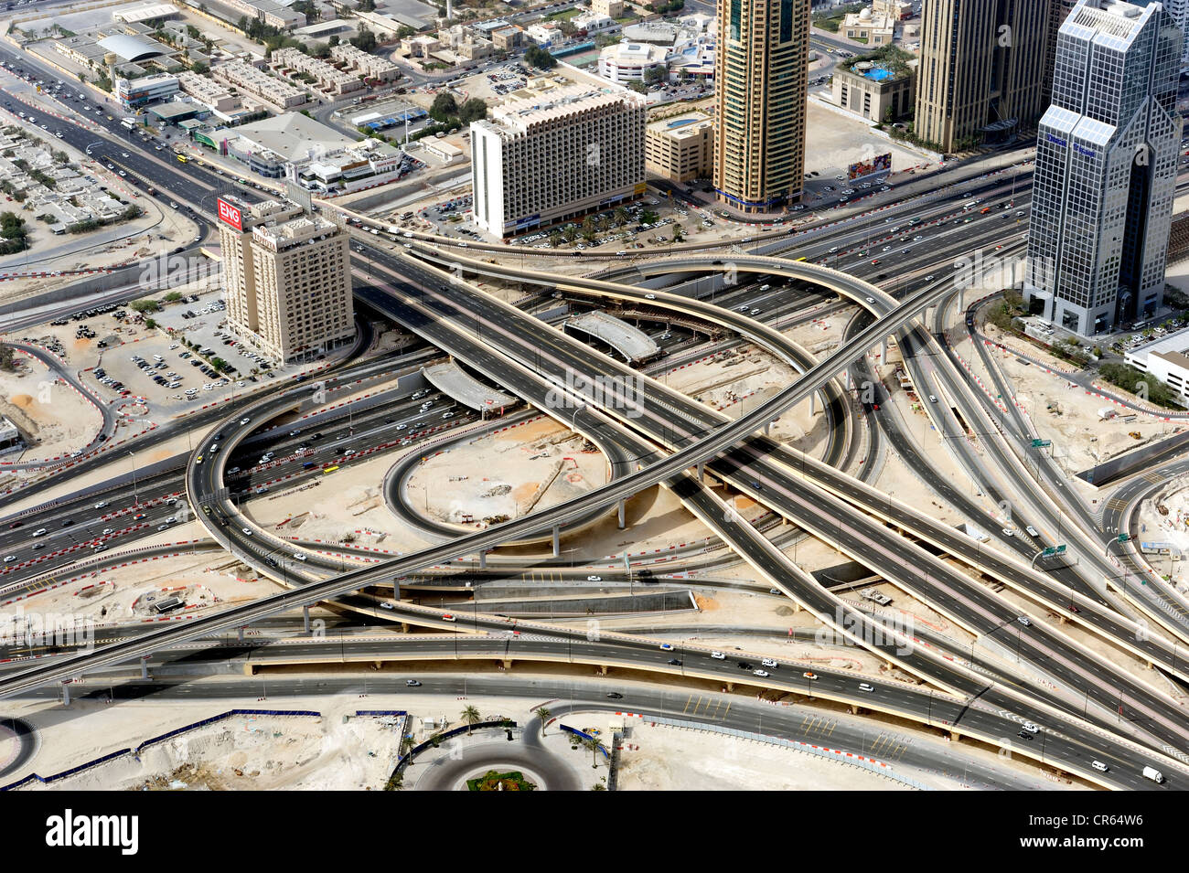 Sheikh Zayed Road, la arteria principal de tráfico, Dubai, Emiratos Árabes Unidos, Oriente Medio Foto de stock