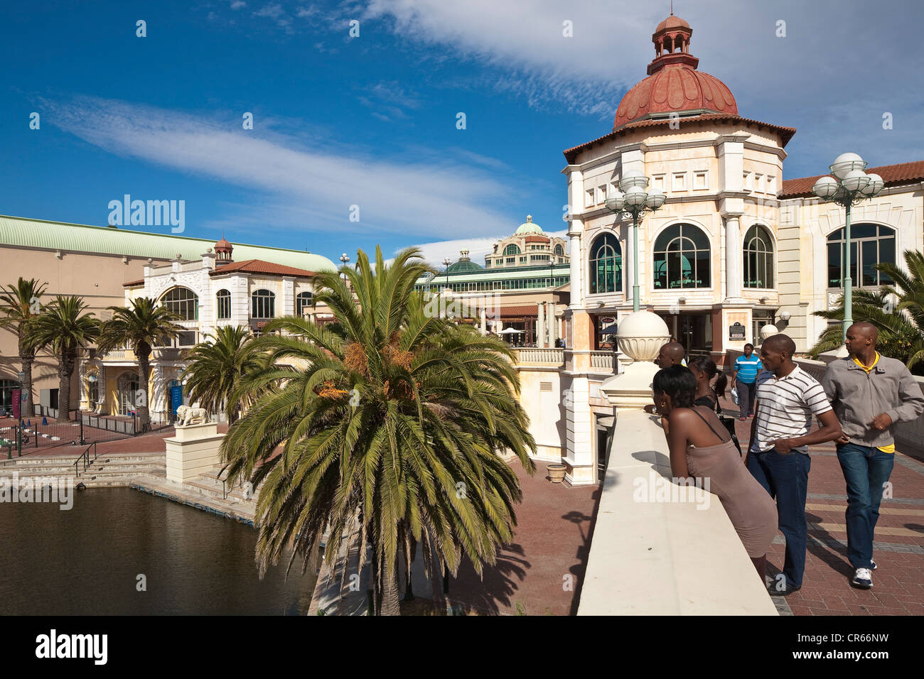 Sudáfrica, Western Cape, Ciudad del Cabo, Century City, entrada de Canal Walk Shopping Mall a lo largo del canal principal Foto de stock