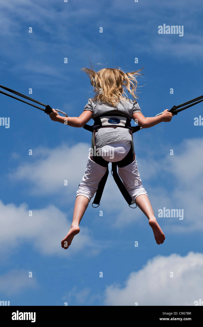 Girl jumping on harness fotografías e resolución - Alamy