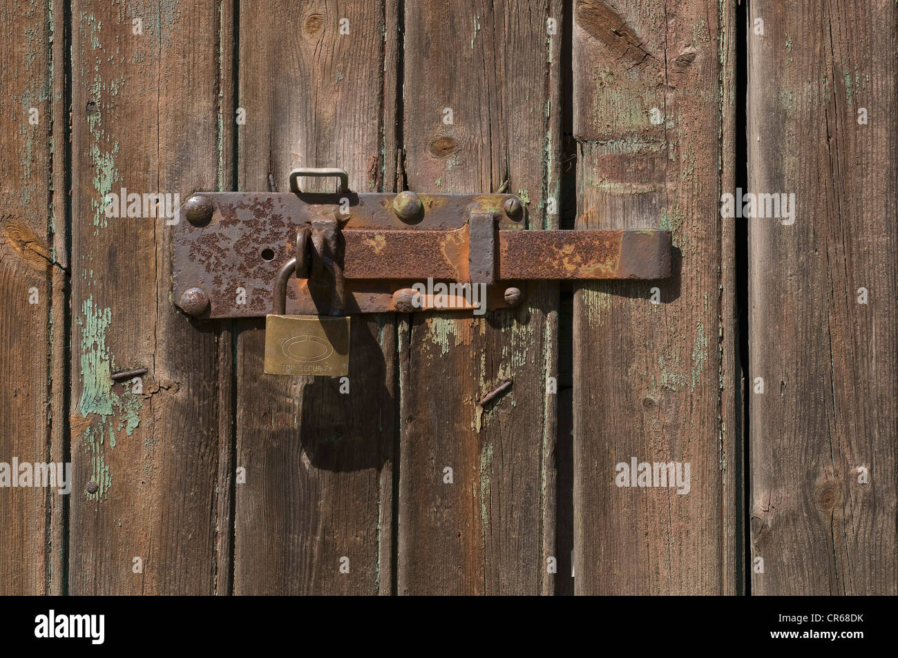 Pestillo de metal oxidado en un cobertizo puerta Foto de stock