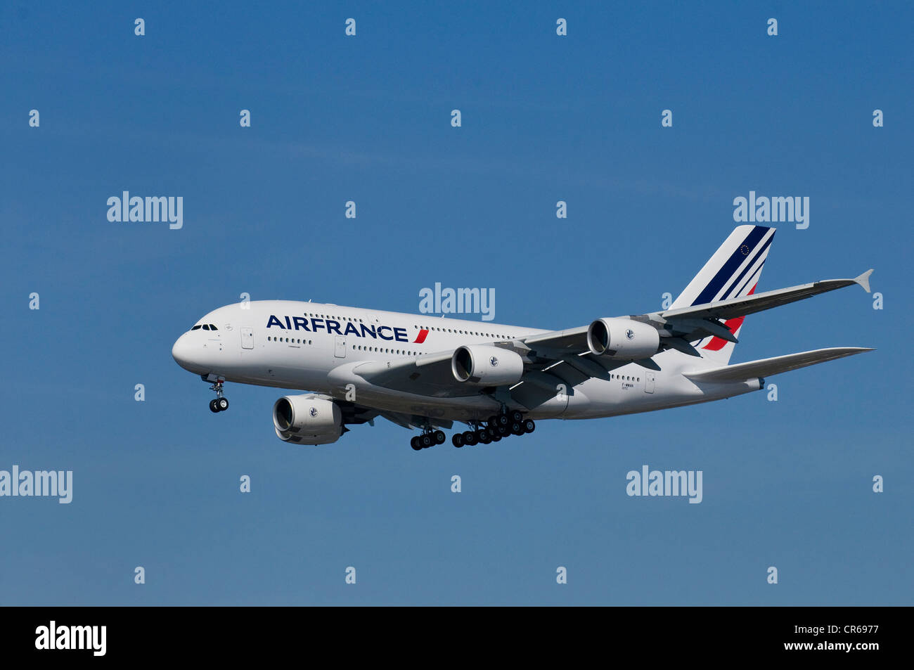 Avión de pasajeros de Air France en vuelo con el tren de aterrizaje extendido, super jumbo Airbus A 380. Foto de stock