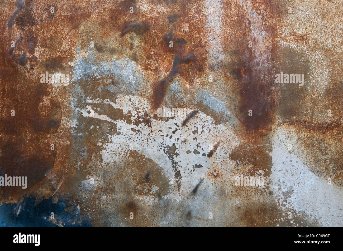 Placa de metal con manchas de óxido y pintura, fondo Foto de stock