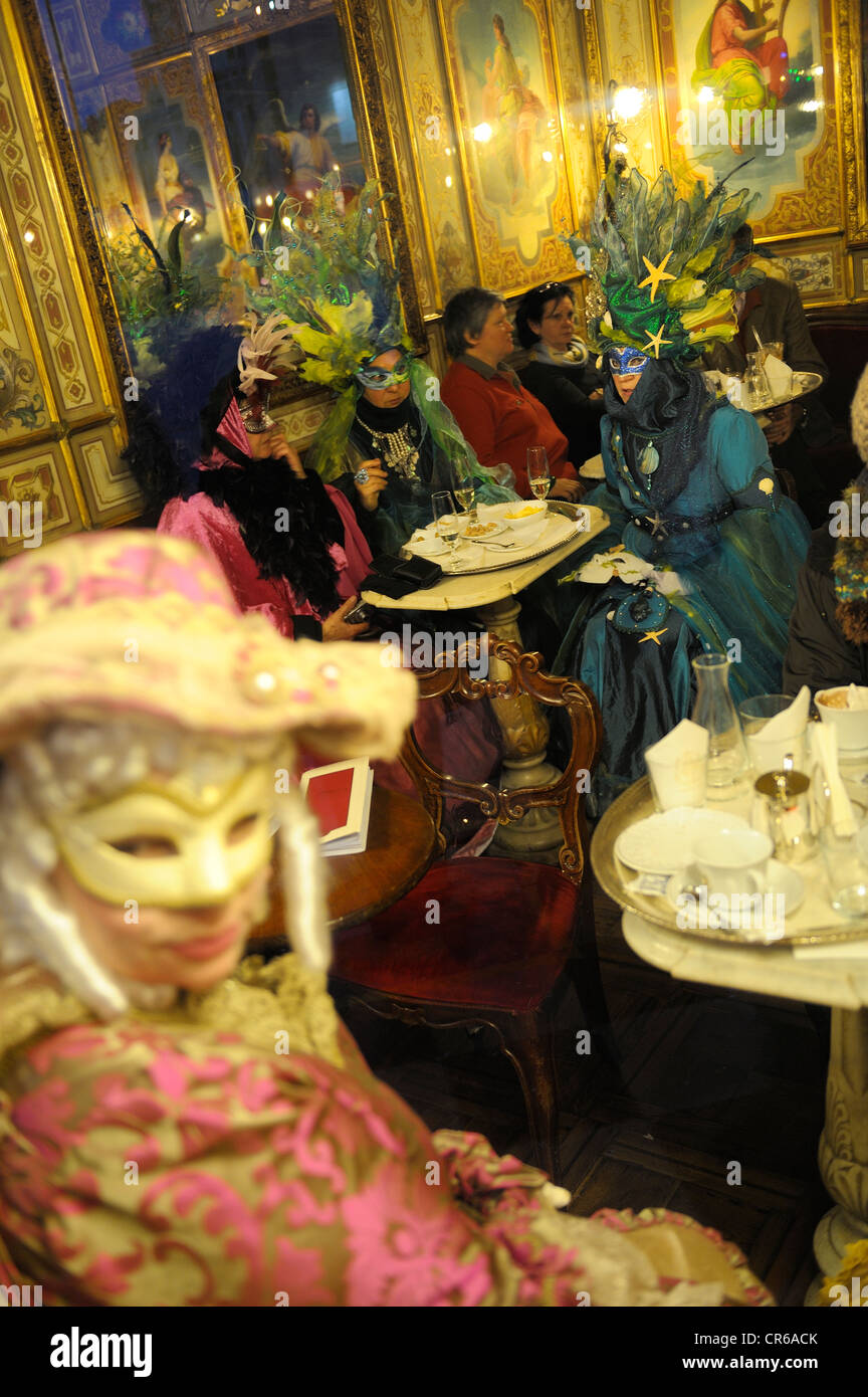 Italia, Venecia, Venecia, catalogada como Patrimonio de la Humanidad por la UNESCO, Florian cafe durante el carnaval Foto de stock
