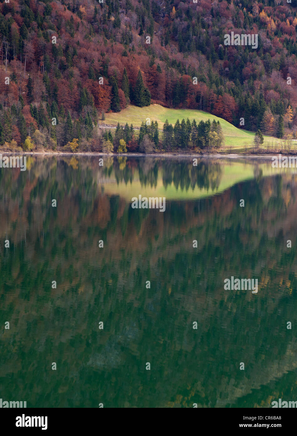 Austria, Salzburgo, vista del lago Hintersee durante el otoño Foto de stock