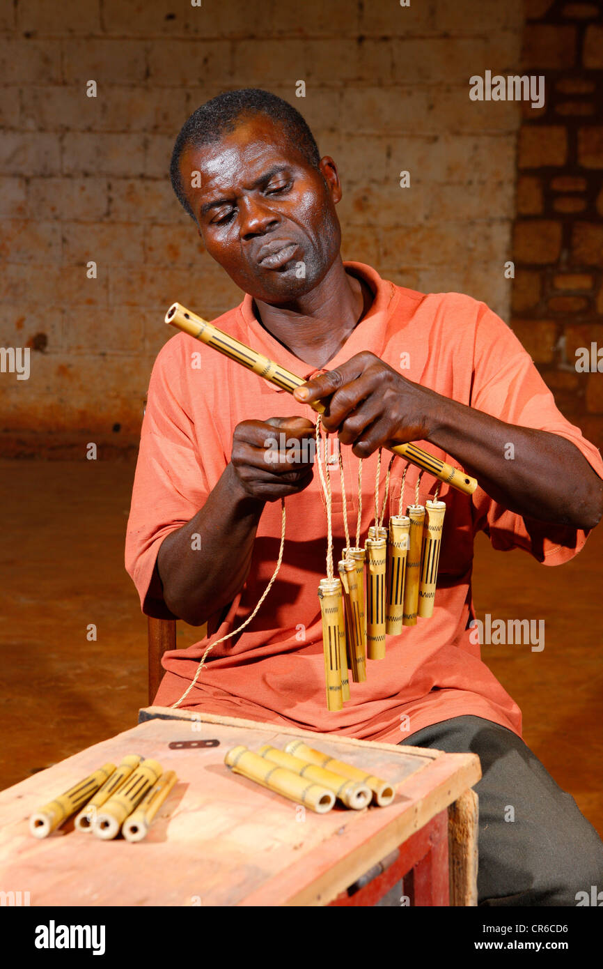 Hombre Wind chimes fabricación hecha de bambú, Bafut, Camerún, África Foto de stock