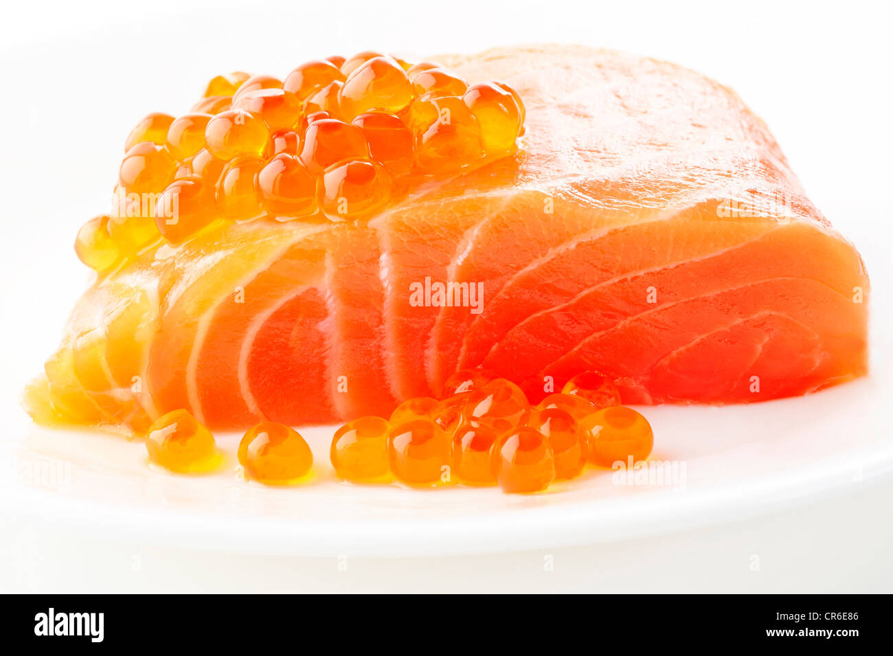 Huevas de salmón y carne de salmón Foto de stock