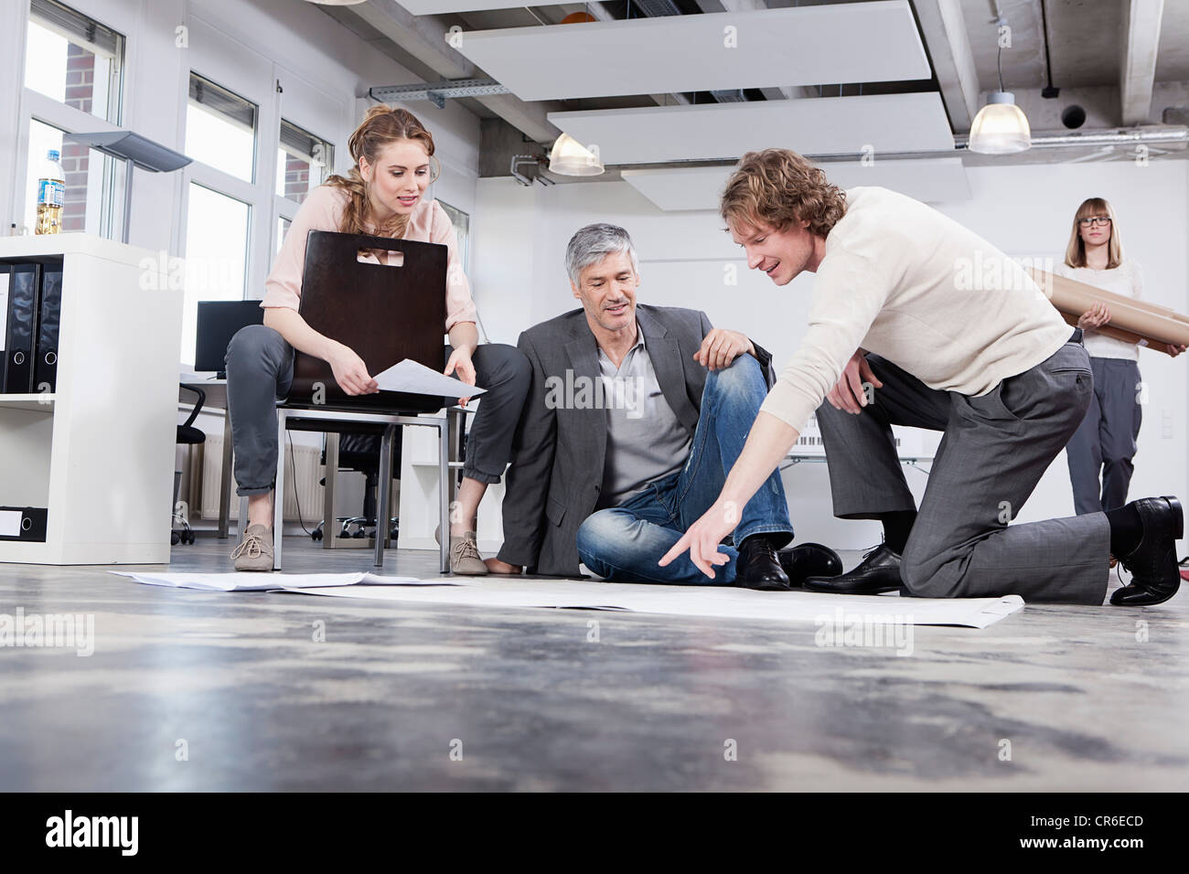 Alemania, Baviera, Munich, hombre explicando el plan a los colegas en la oficina Foto de stock