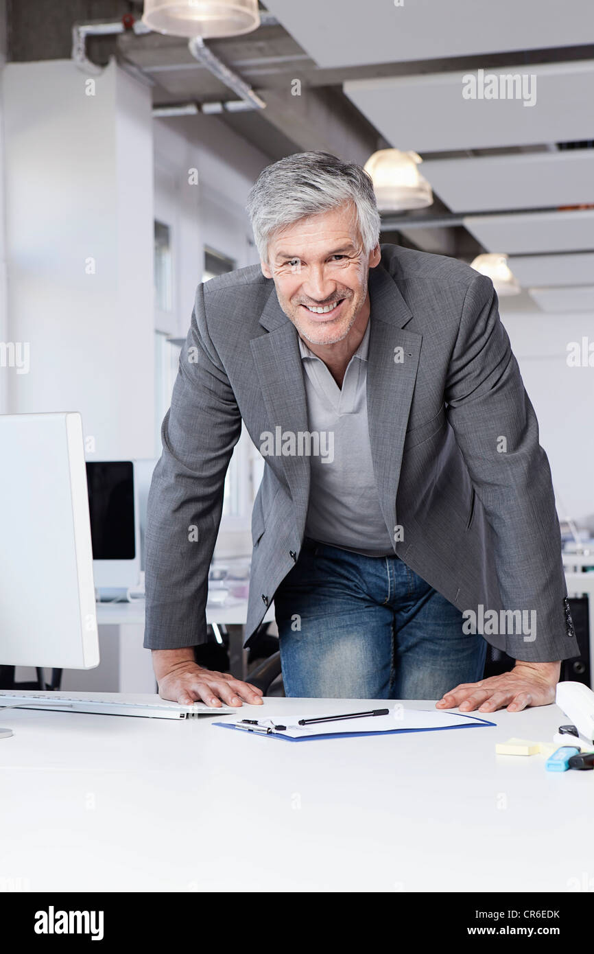 Alemania, Baviera, Munich, hombre maduro en Office, sonriente, Retrato Foto de stock