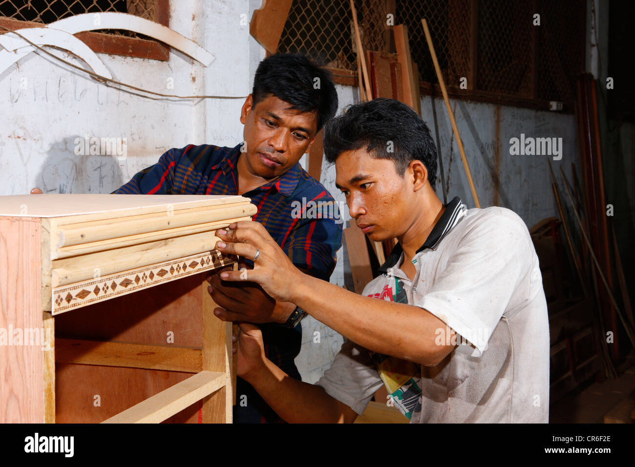 Los hombres jóvenes haciendo un curso de aprendizaje en carpintería, centro de formación profesional, de Siantar, Sumatra, Indonesia, Asia Foto de stock