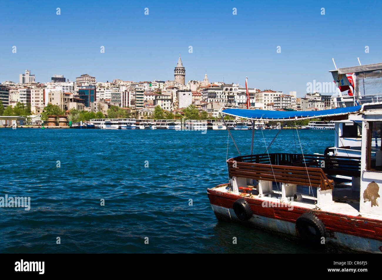 Recorrido turístico en barco de crucero sobre el Cuerno de Oro y Estambul - Turquía Foto de stock