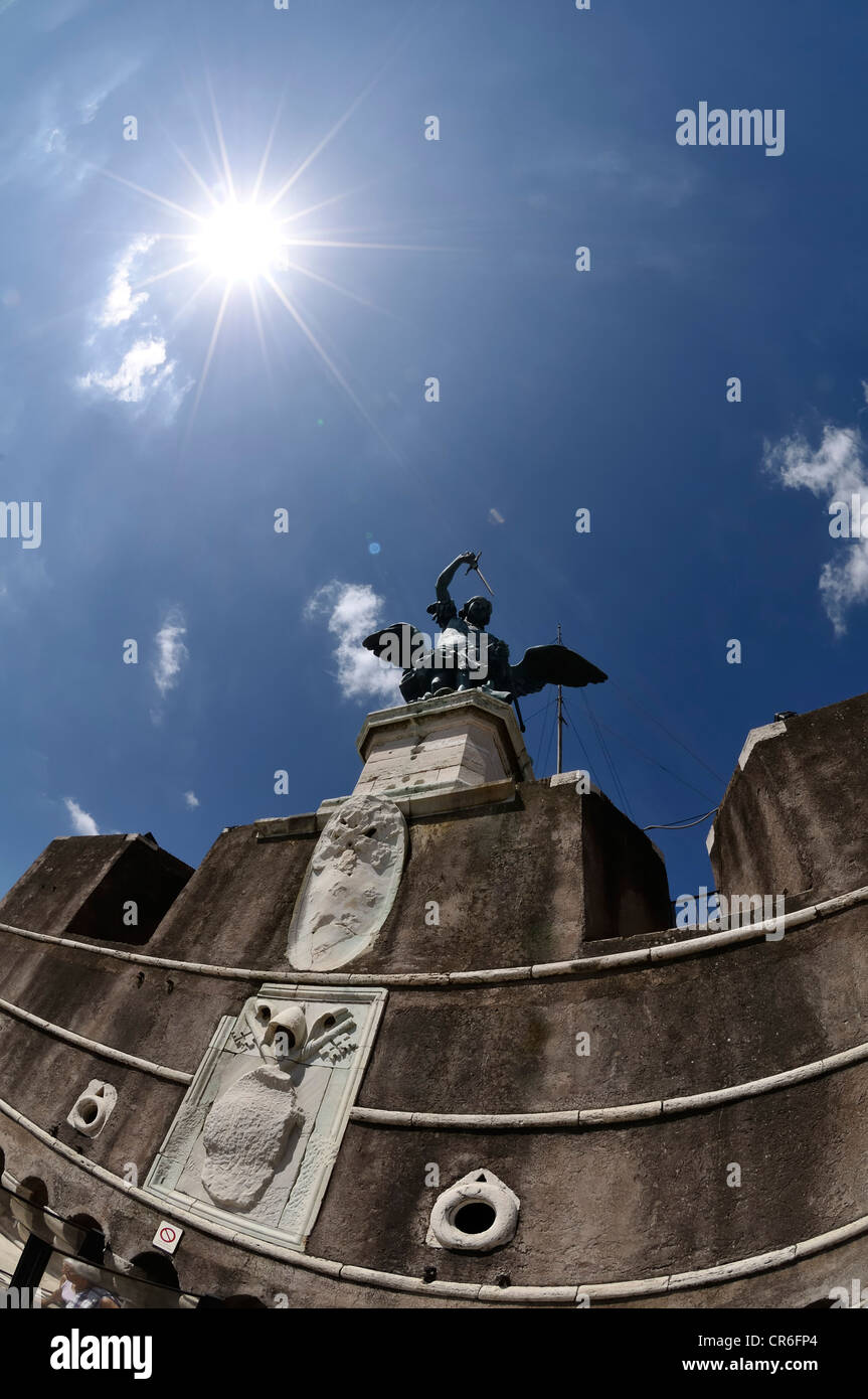 Estatua del Arcángel San Miguel con una lanza, Castel Sant'Angelo, también conocido como mausoleo de Adriano, Roma, Lacio, región de Italia Foto de stock
