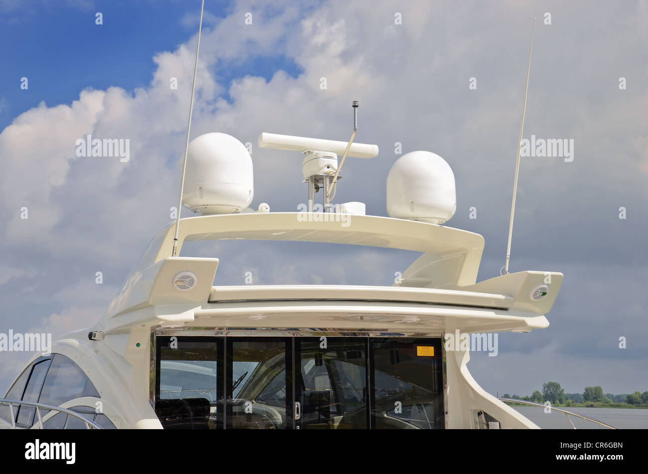 El sistema de antena de radar de comunicación marítimo en la embarcación de lujo Foto de stock