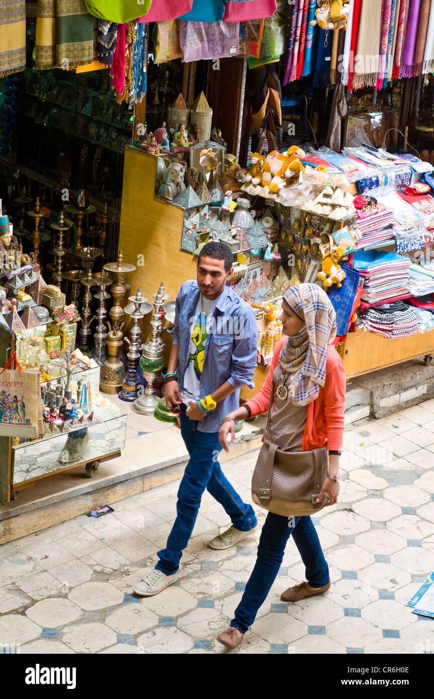 La mujer egipcia musulmana mezcla colorida ropa de moda & velo para  permanecer en la moda-mercado de Khan El Khalili, El Cairo Egipto  Fotografía de stock - Alamy